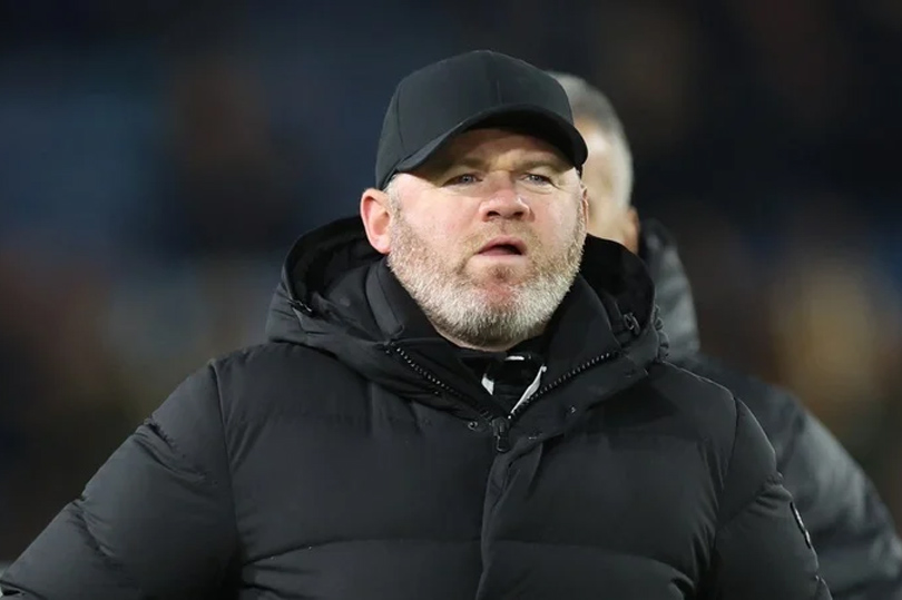 CĐV khuyên Rooney từ bỏ nghề huấn luyện